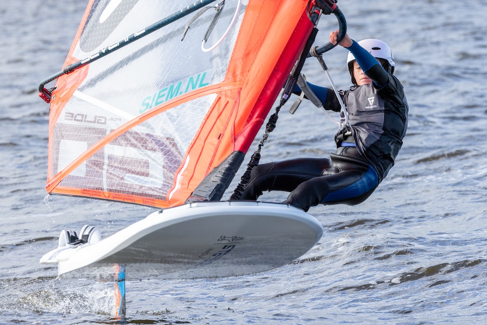 Jonge windsurfer vaart over de Loosdrechtse Plassen