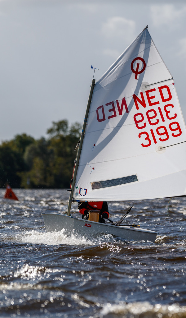 Kind zeilt zelfstandig in een Optimist op Loosdrecht
